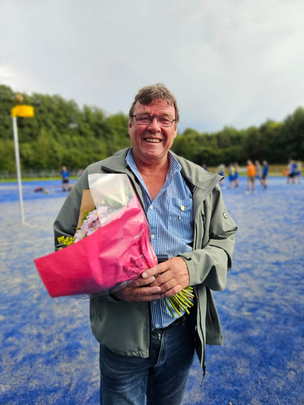 Henk Bruins ontvangt bronzen speld van het KNKV voor bijna 50 jaar inzet voor de korfbalsport
